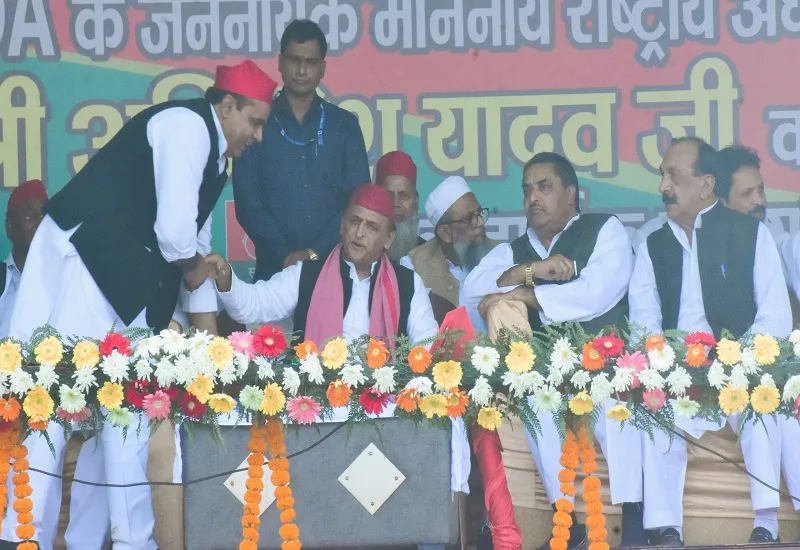 मुरादाबाद : मतदाताओं को साधने के साथ ही सपा के नेताओं को चेता गए अखिलेश