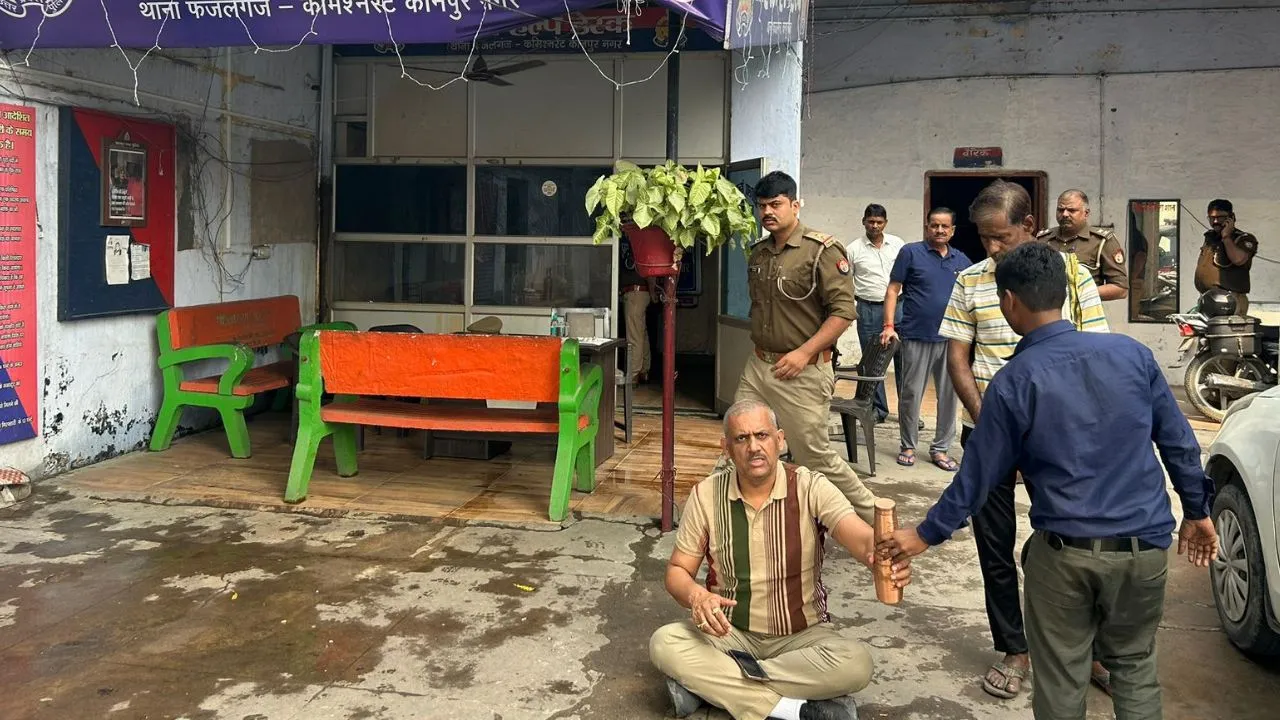 कानपुर में कार्यकर्ता का चालान होने पर सपाई नाराज: विधायक अमिताभ बाजपेई ने समर्थकों संग घेरा थाना, अखिलेश यादव फोन कर बोले- खत्म करें धरना