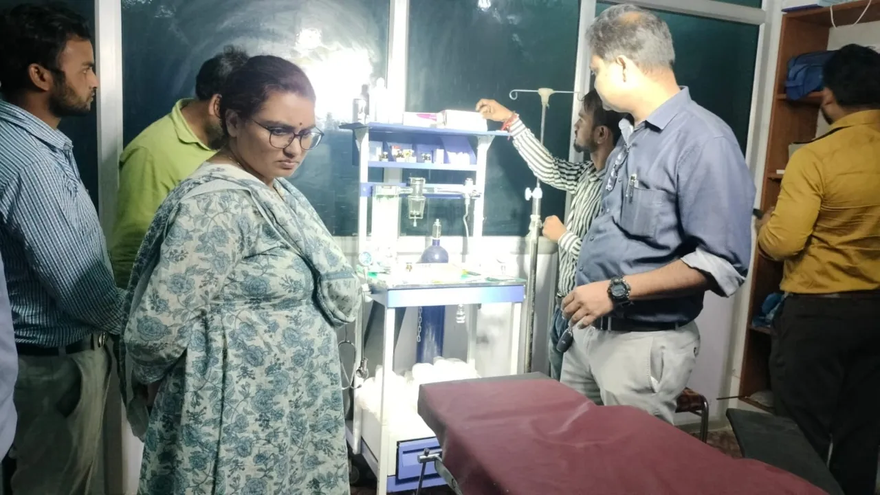 प्रसूता की मौत मामला: अस्पताल की ओटी में मिली एक्सपायरी दवाएं, सील