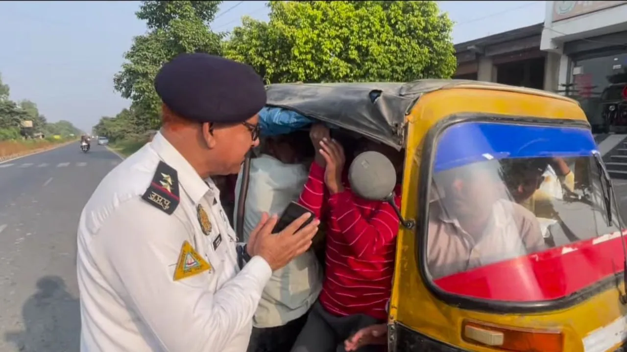 Kannauj: ऑटो पर 15 सवारियां बैठा कर ले जा रहा था चालक, देखकर यातायात पुलिस के भी उड़े होश, काटा इतने हजार का चालान...