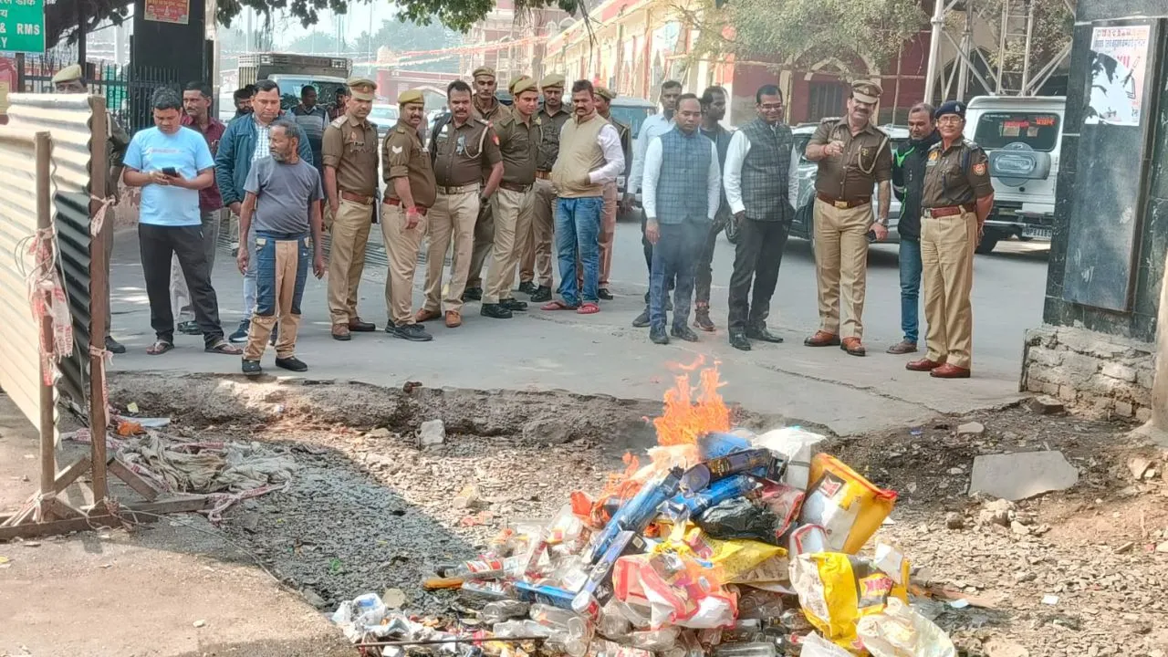 Kanpur: जीआरपी सेंट्रल ने 250 लीटर शराब कराई नष्ट; बीते कई सालों में ट्रेन, प्लेटफार्म व स्टेशन परिसर से मिली थी, कोर्ट के आदेश पर हुई कार्रवाई
