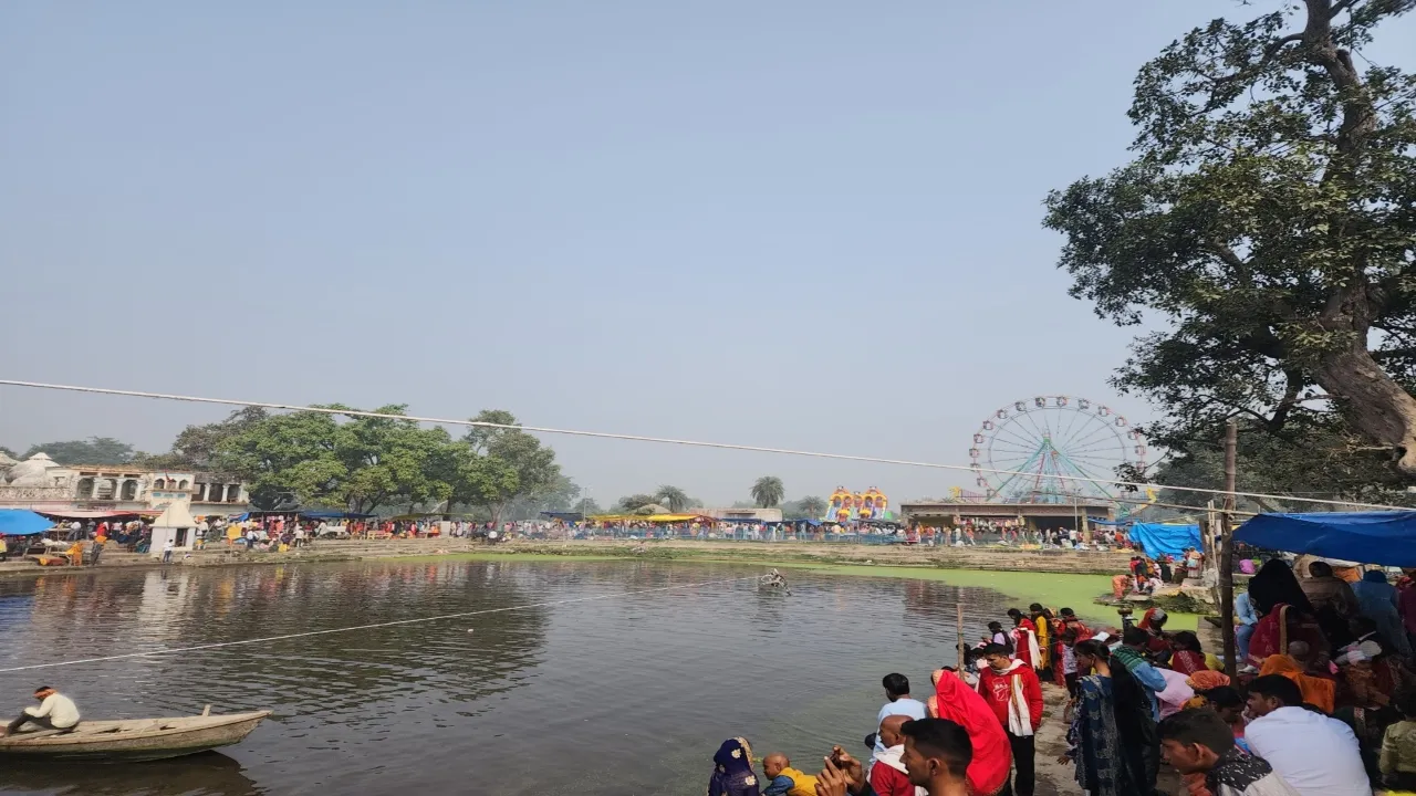Kartik Purnima: डेढ़ लाख श्रद्धालुओं ने बाबा की चौखट पर टेका माथा