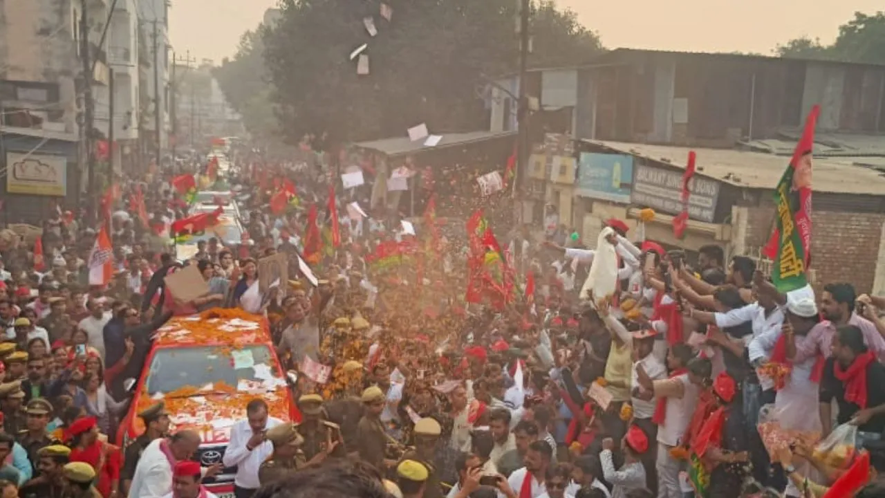 डिंपल यादव रोड शो (1)