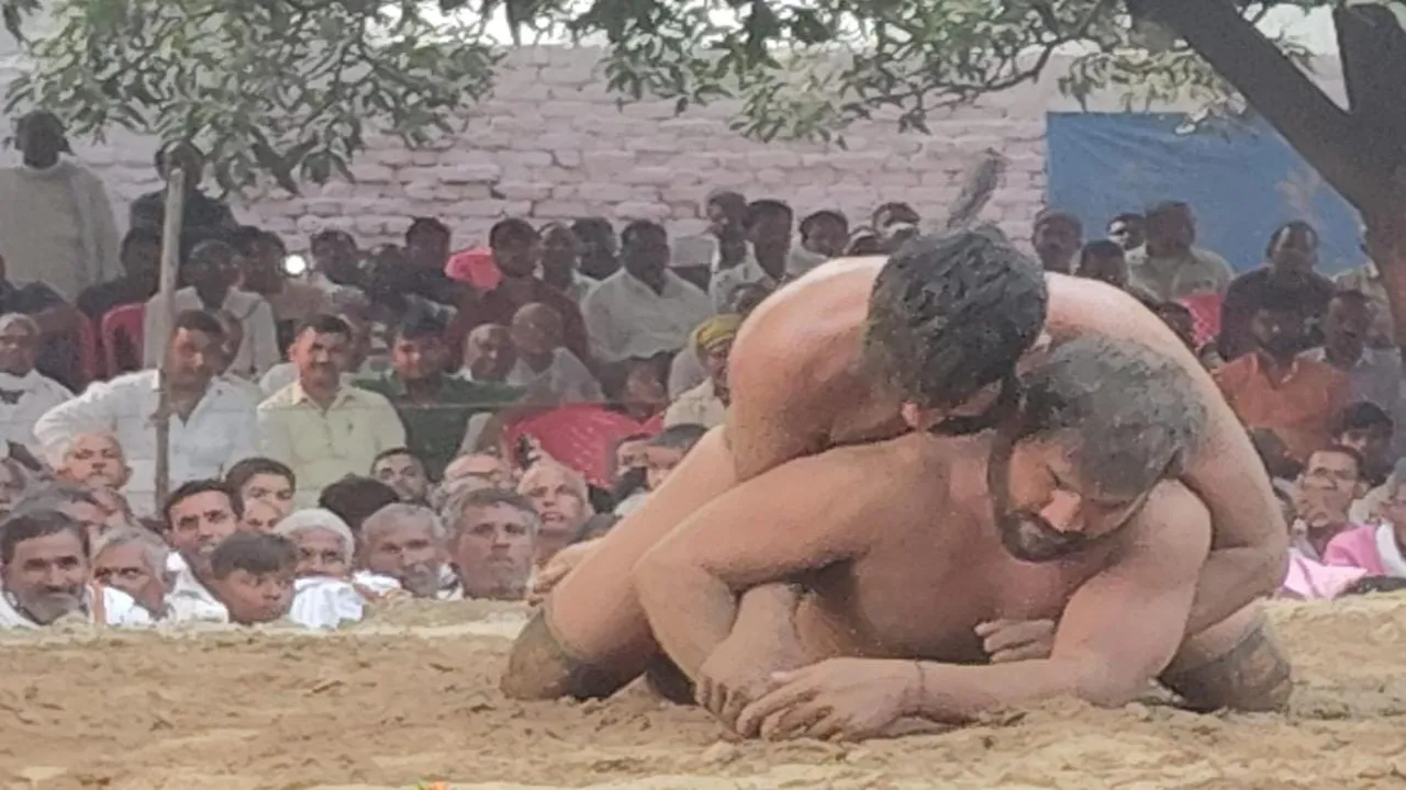 दो दिवसीय विराट दंगल में पहलवानों ने दिखाए दांव-पेंच : पहले दिन के मुकाबलें में कई जिलों से पहुंचे नामी पहलवान 