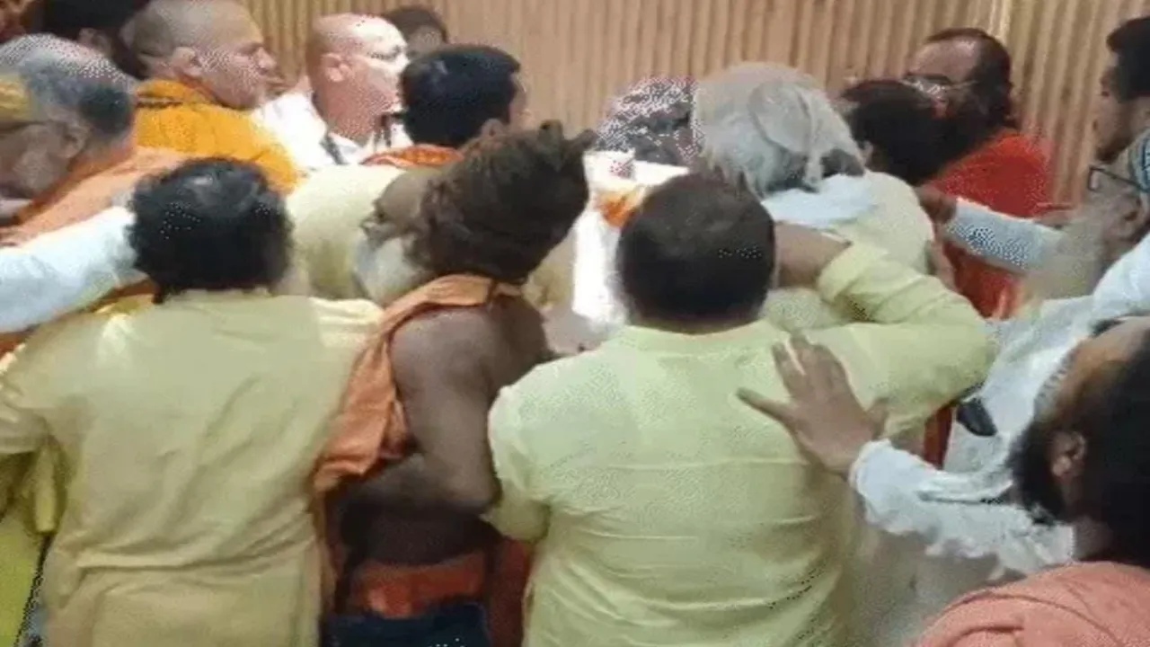 Prayagraj News : महाकुंभ से पहले अखाड़ों के बीच शुरू हुई वर्चस्व की जंग, अखाड़े के दोनों गुटों के बीच जमकर हाथापाई