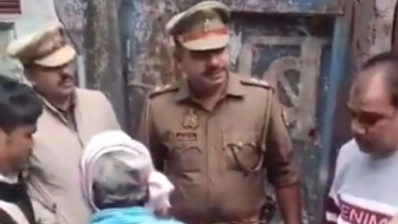 Kanpur: सीसामऊ में मतदाताओं की आईडी चेक करने पर दो दरोगा निलंबित, सपा सुप्रीमो अखिलेश यादव ने दर्ज कराई थी शिकायत