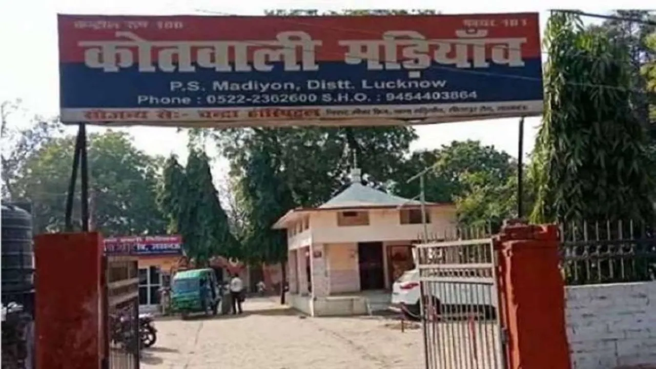 Lucknow News : बाइक लेकर गड्ढे में गिरा युवक, आंख में घुसी सरिया KGMU के ट्रामा सेंटर में भर्ती 