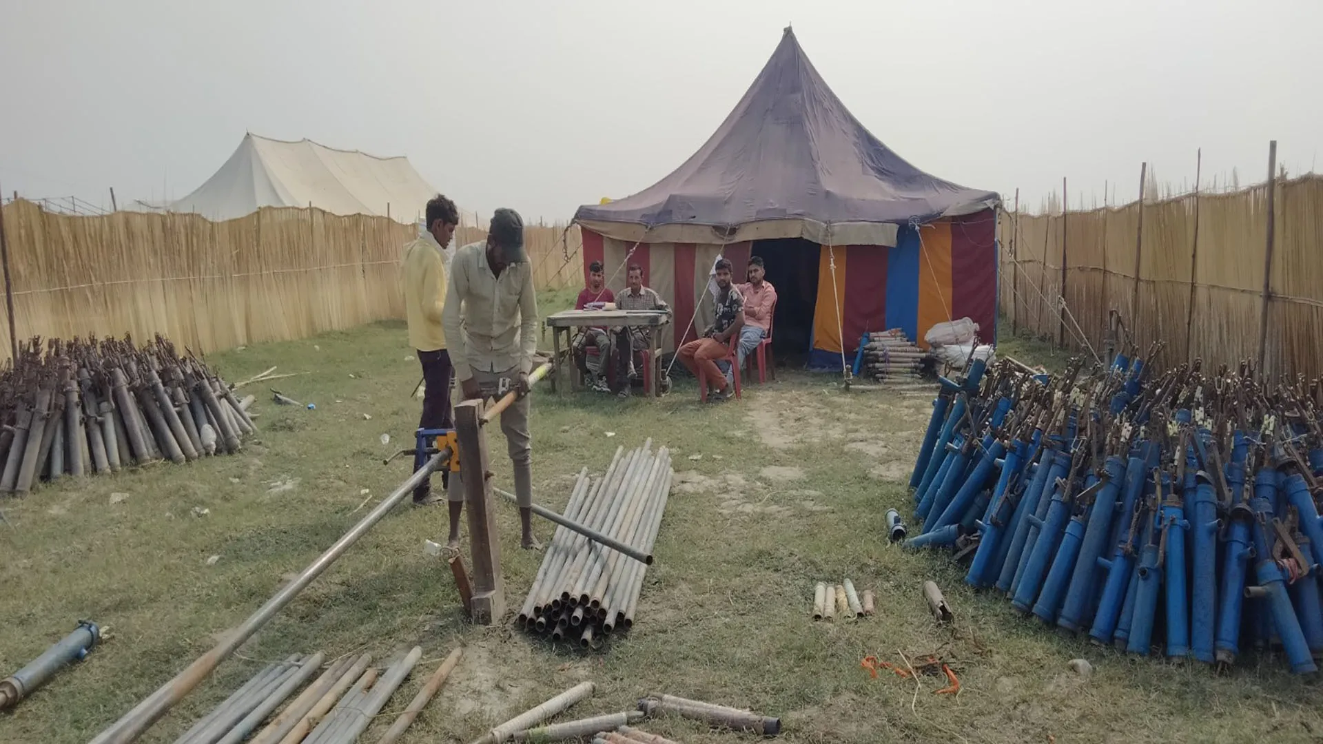 बदायूं: गंगा किनारे रेत की सफेद चादर पर सजने लगा तंबुओं का शहर मेला ककोड़ा