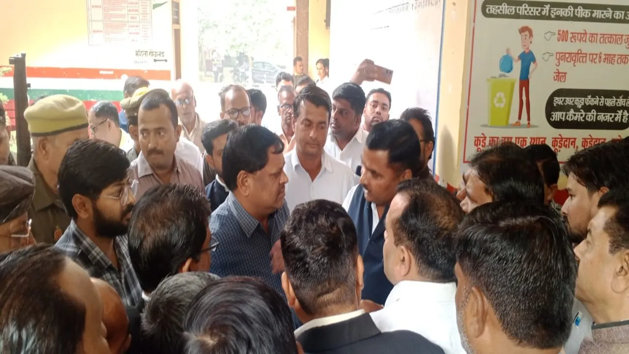 कन्नौज: वकीलों का उग्र प्रदर्शन, एसडीएम ने लेखपालों को धरने से उठाया