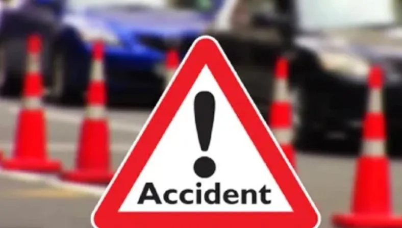 बरेली: गलत साइड पर जा रहे ट्रैक्टर ने बाइक सवारों को कुचला, एक की मौत, दो घायल