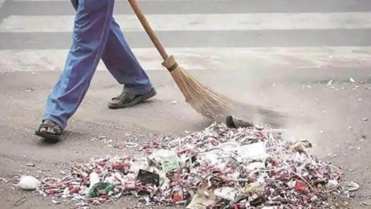 Kanpur: शहर में स्वच्छता बढ़ाने को बनेगा दस्ता, सड़कों पर उतरेगी स्वास्थ्य विभाग की टीम, गंदगी फैलाने वालों से वसूलेगी जुर्माना