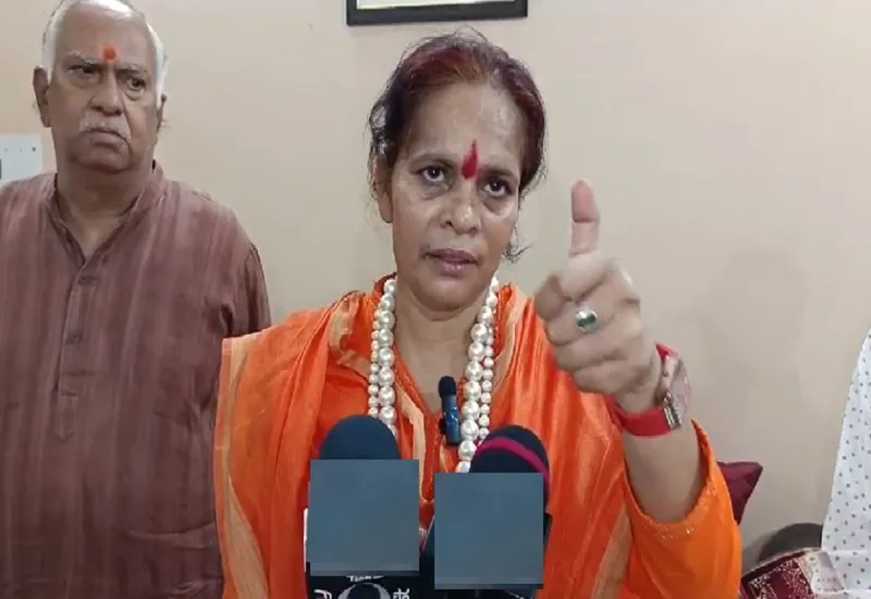 मुरादाबाद : '2 मिनट के लिए लॉरेंस बिश्नोई से हाथ मिलाओ, तुम्हें पता चल जाएगा', औवेसी ब्रदर्स को साध्वी प्राची का चैलेंज