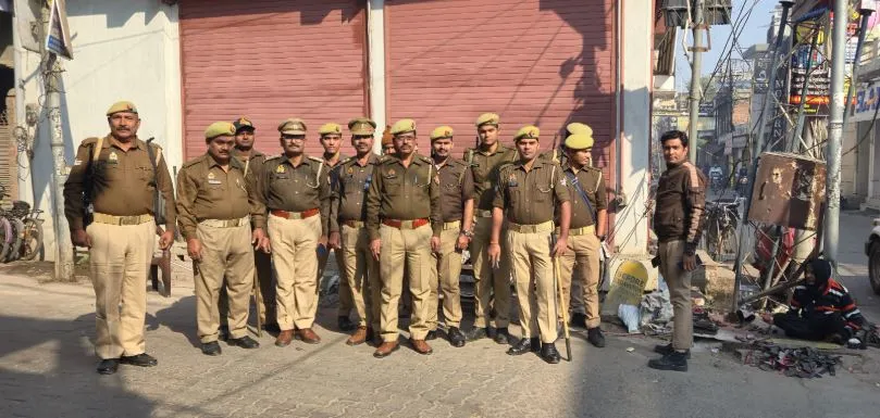 पीलीभीत में अलर्ट, सुबह से ही धार्मिक स्थलों के बाहर तैनात रहा फोर्स