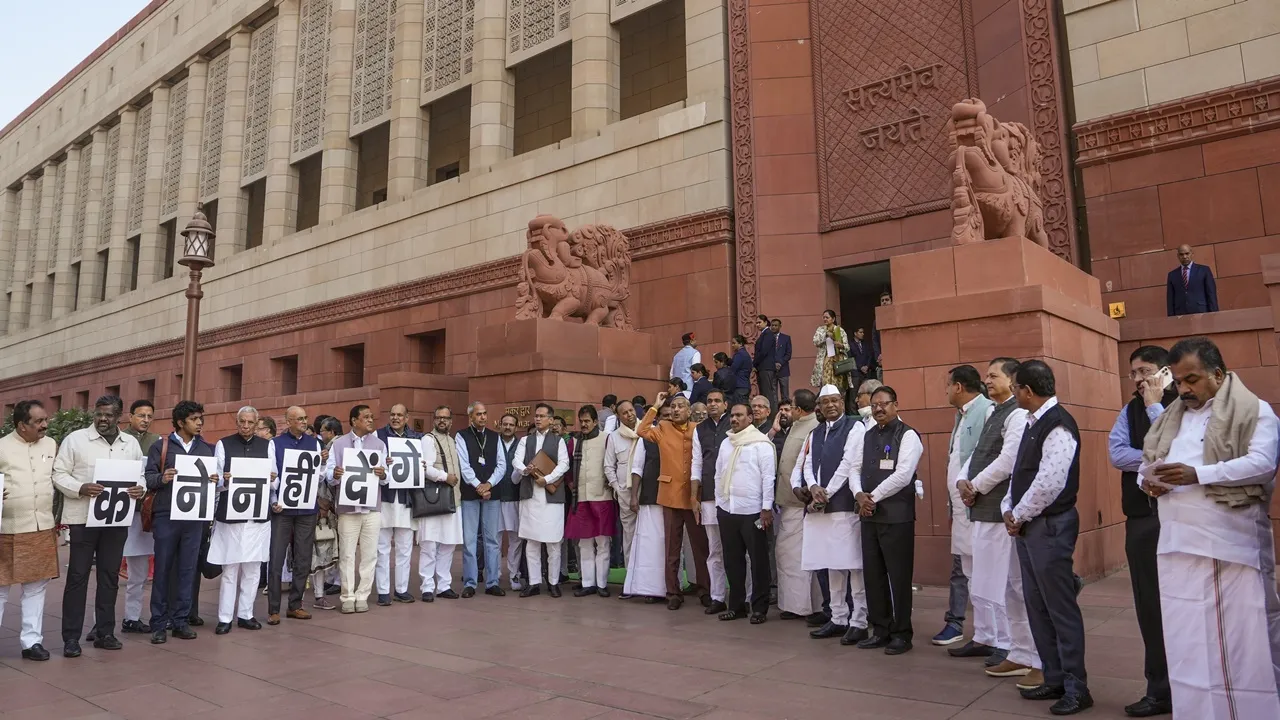 We want JPC: विपक्षी सांसदों ने अदाणी मामले पर ‘देश नहीं बिकने देंगे’ के बैनर के साथ प्रदर्शन किया