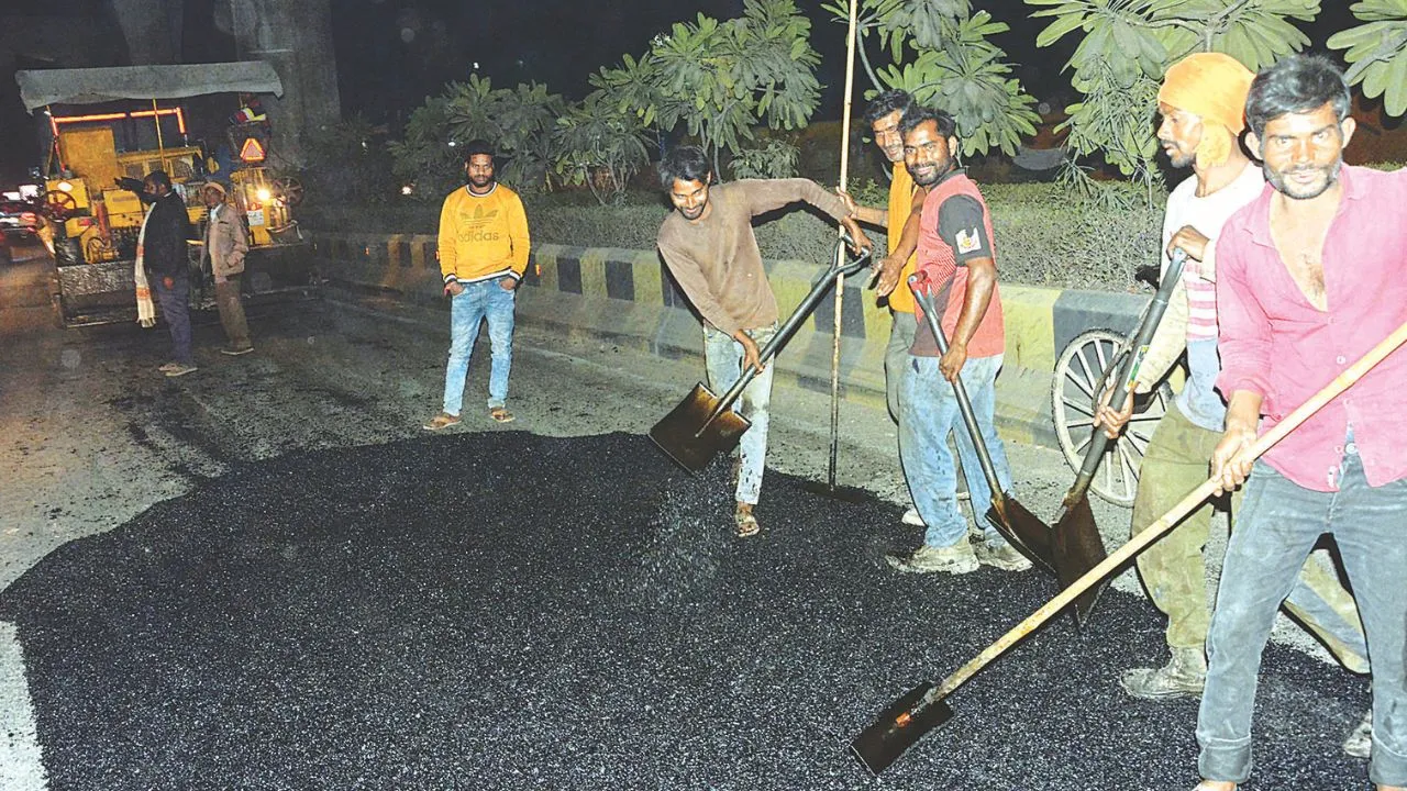 Kanpur: 'अमृत विचार' में खबर प्रकाशित होने के बाद सुधार; जागे अधिकारी, शुरू हुआ जीटी रोड पर पैचवर्क