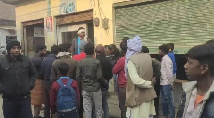 कासगंज: चोरी करने आर्यावर्त ग्रामीण बैंक में घुसे चोर, तिजोरी का ताला न टूटने से बची रकम