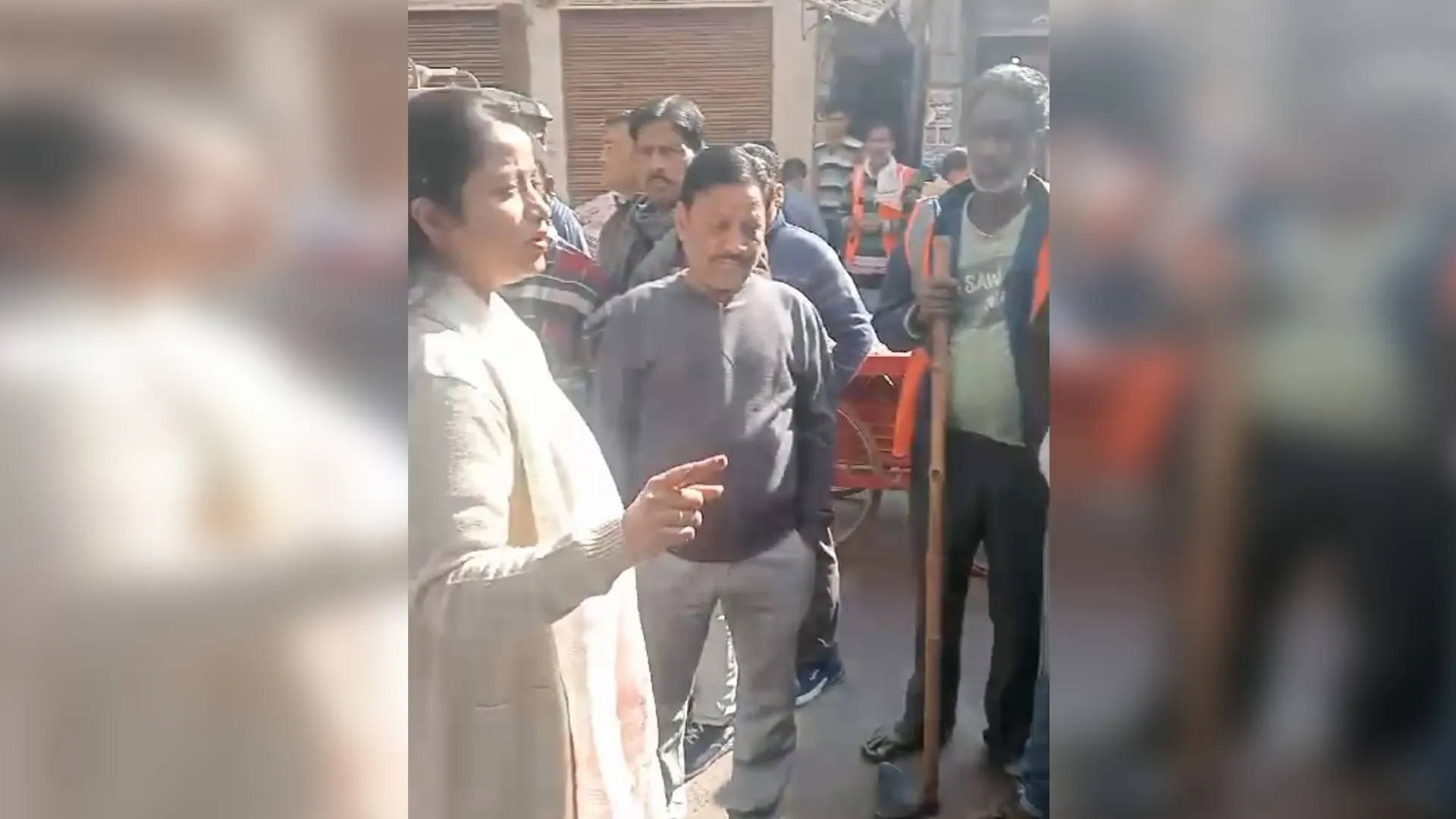 कासगंज: अतिक्रमण का जुर्माना भरने में की देरी तो पालिका टीम दुकान से उठा ले गई गद्दा, रजाई कंबल