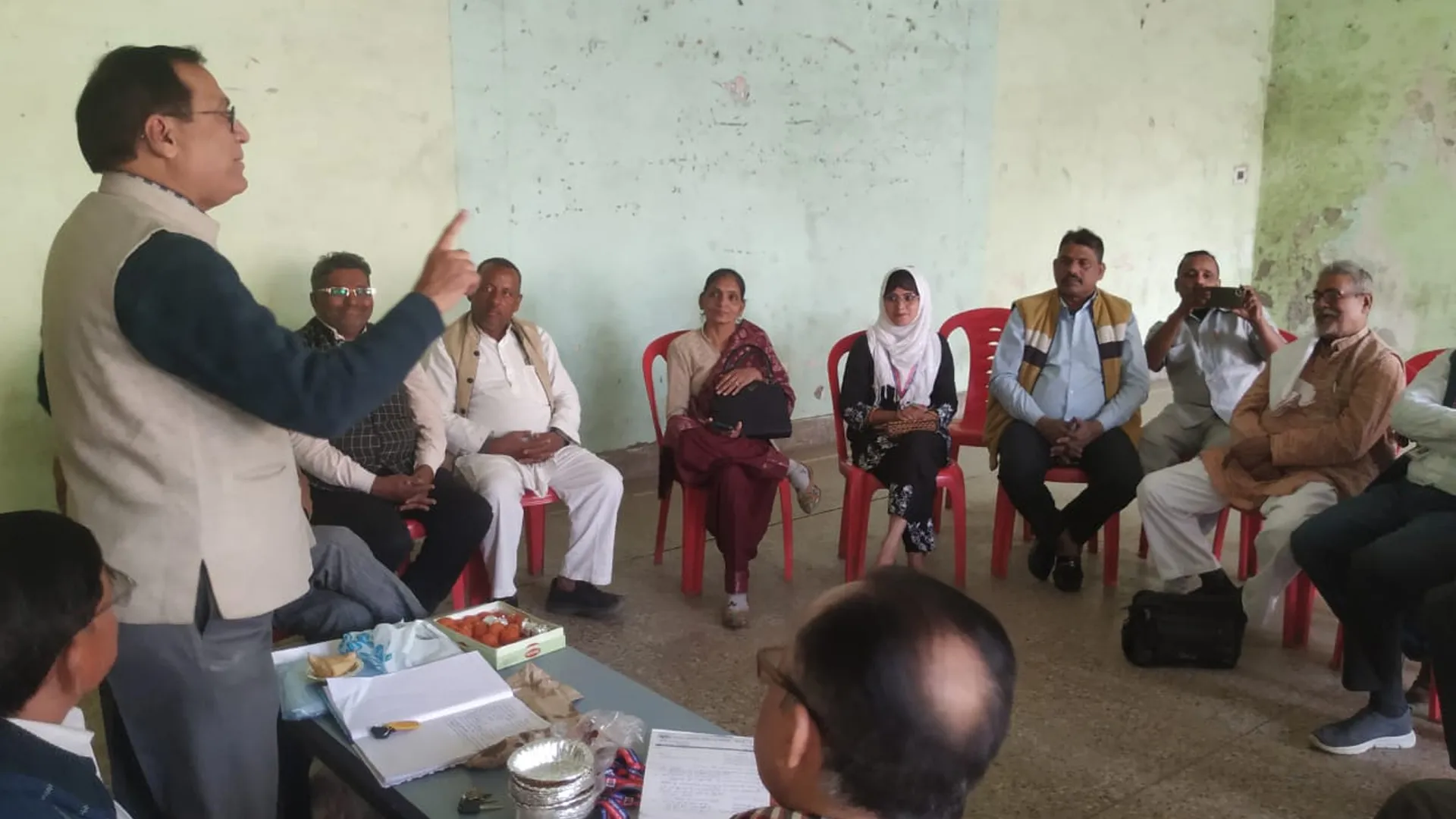 बदायूं: पुलिस और प्रशासन का सहयोग करके शांति व्यवस्था रखें कायम