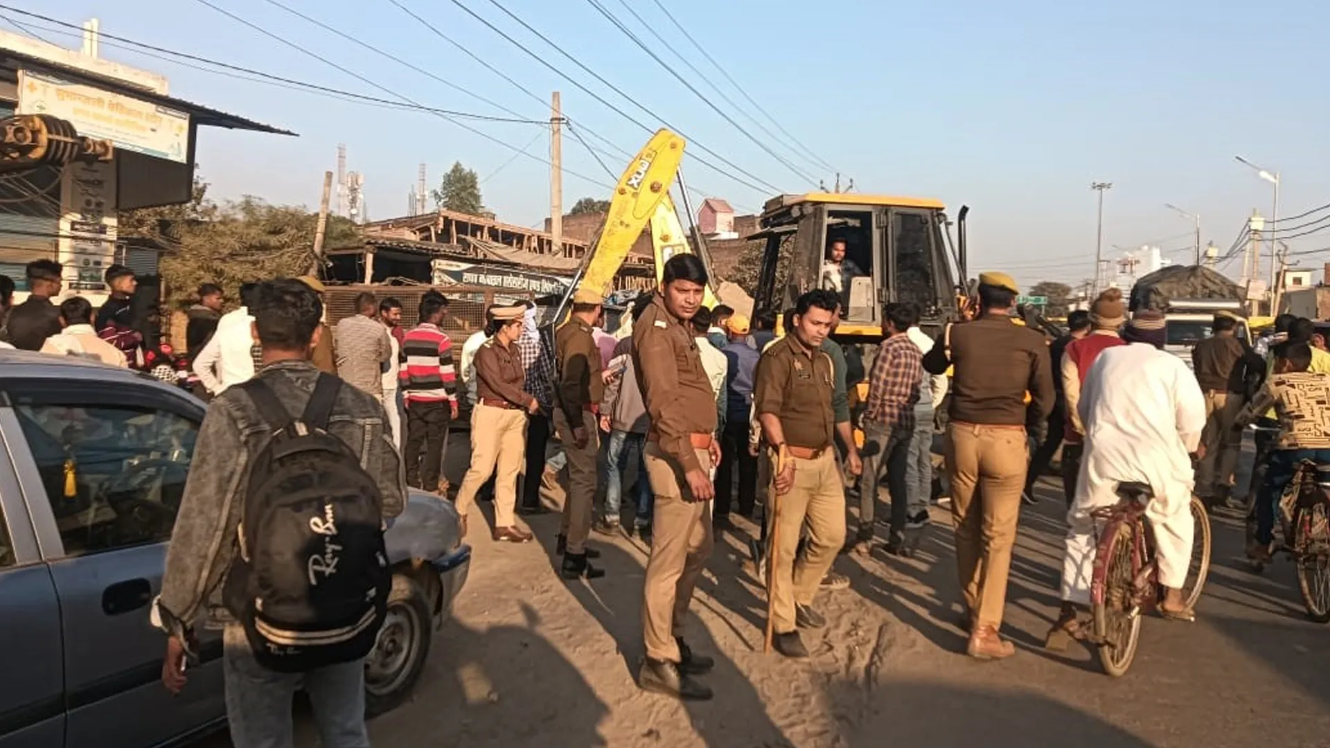 शाहजहांपुर : अतिक्रमण हटाने पहुंचा बुलडोजर तो व्यापारियों में मचा हड़कंप