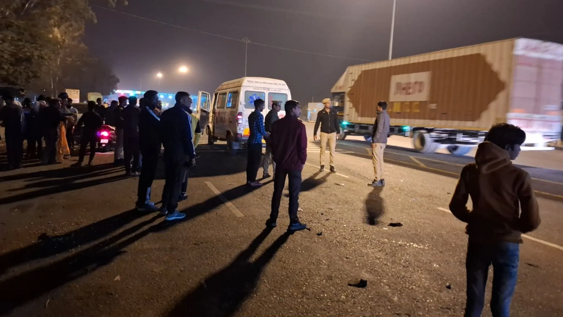 लखीमपुर खीरी: टोल प्लाजा पर कंटेनर ने दो बाइकों को टक्कर मारी, दो की मौत तीन घायल