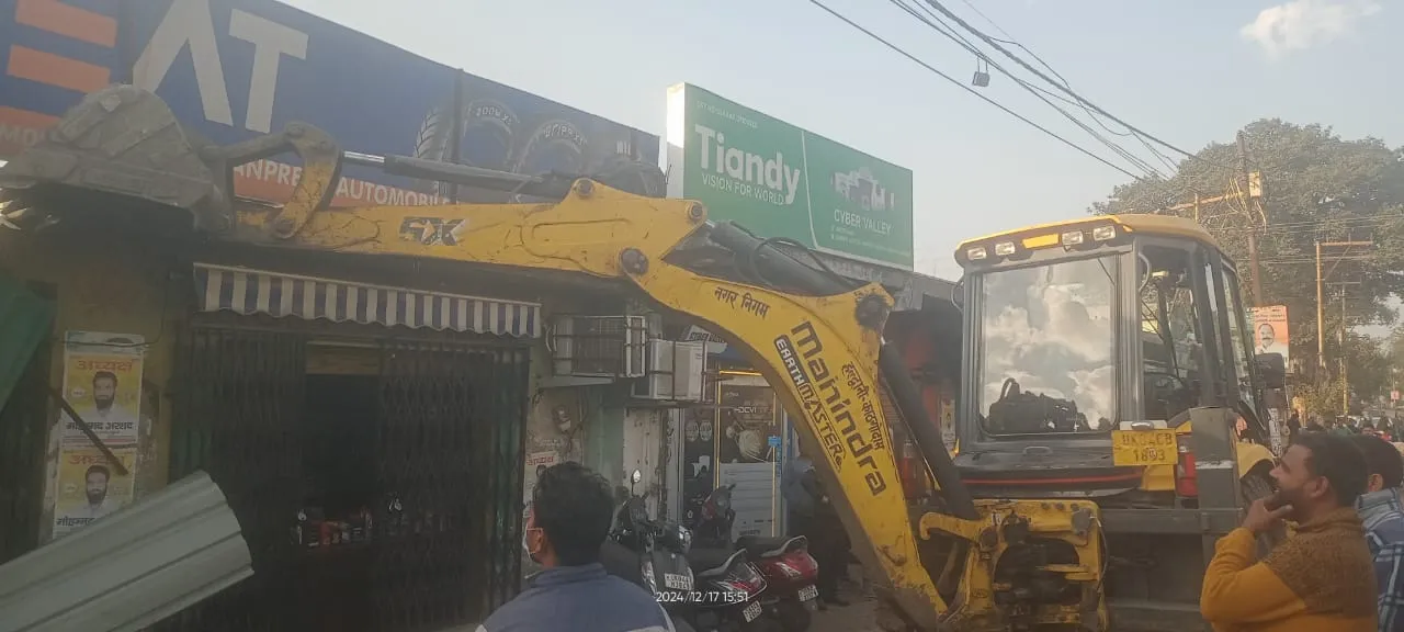 नगर निगम की कार्रवाई,  फुटपाथ से हटाया अतिक्रमण  