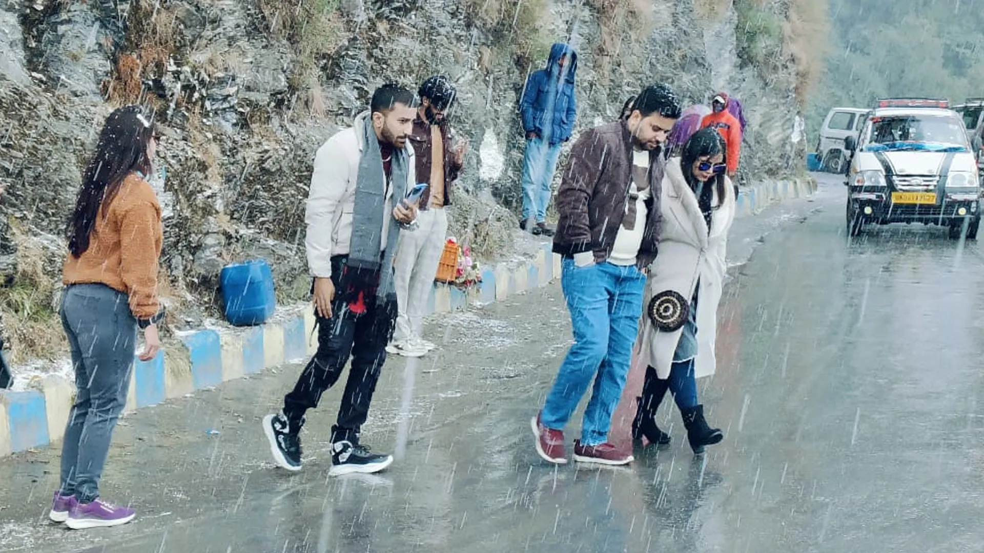 नैनीताल में सीजन की पहली बर्फबारी, माइनस में पहुंचा पारा