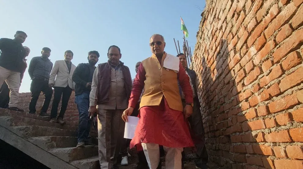 Bareilly: मंत्री जी का पारा चढ़ा...पीली ईंटों से बनता मिला साढ़े नौ करोड़ का पशु चिकित्सा पाली क्लीनिक, देखकर भड़के