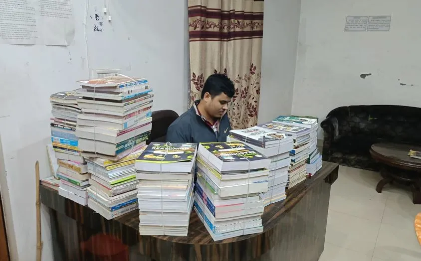 कासगंज: दीनदयाल उपाध्याय पुस्तकालय में मंगाई गईं प्रतियोगी पुस्तकें, खबर का हुआ असर 