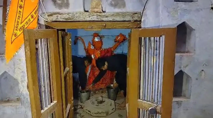 संभल: 46 साल बाद मिले मंदिर में पूजा अर्चना को उमड़े श्रद्धालु, डीएम व एसपी ने भी की पूजा