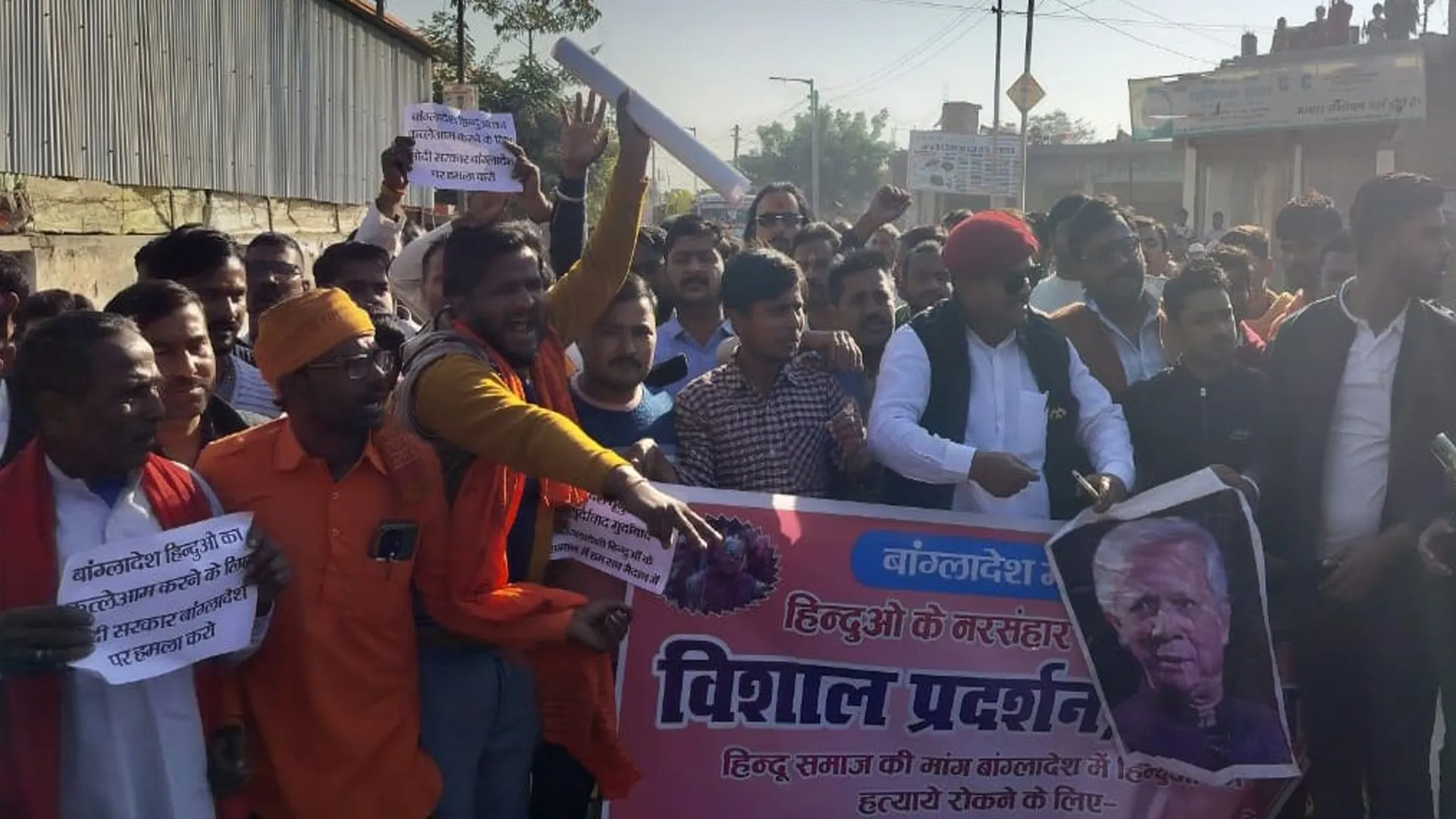 लखीमपुर खीरी: बांग्लादेशी हिन्दुओं पर अत्याचार से आक्रोशित लोगों ने निकाला जुलूस 