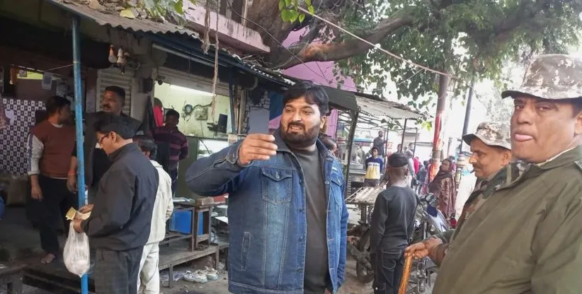 Bareilly: अतिक्रमण हटाने पहुंची टीम तो कालीबाड़ी में मची खलबली, दुकानदारों से नोकझोंक