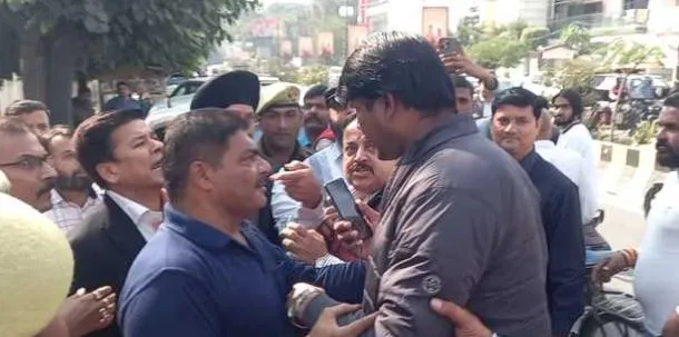 Bareilly: बीडीए की टीम से हाथापाई, शोरूम करने पहुंची थी सील