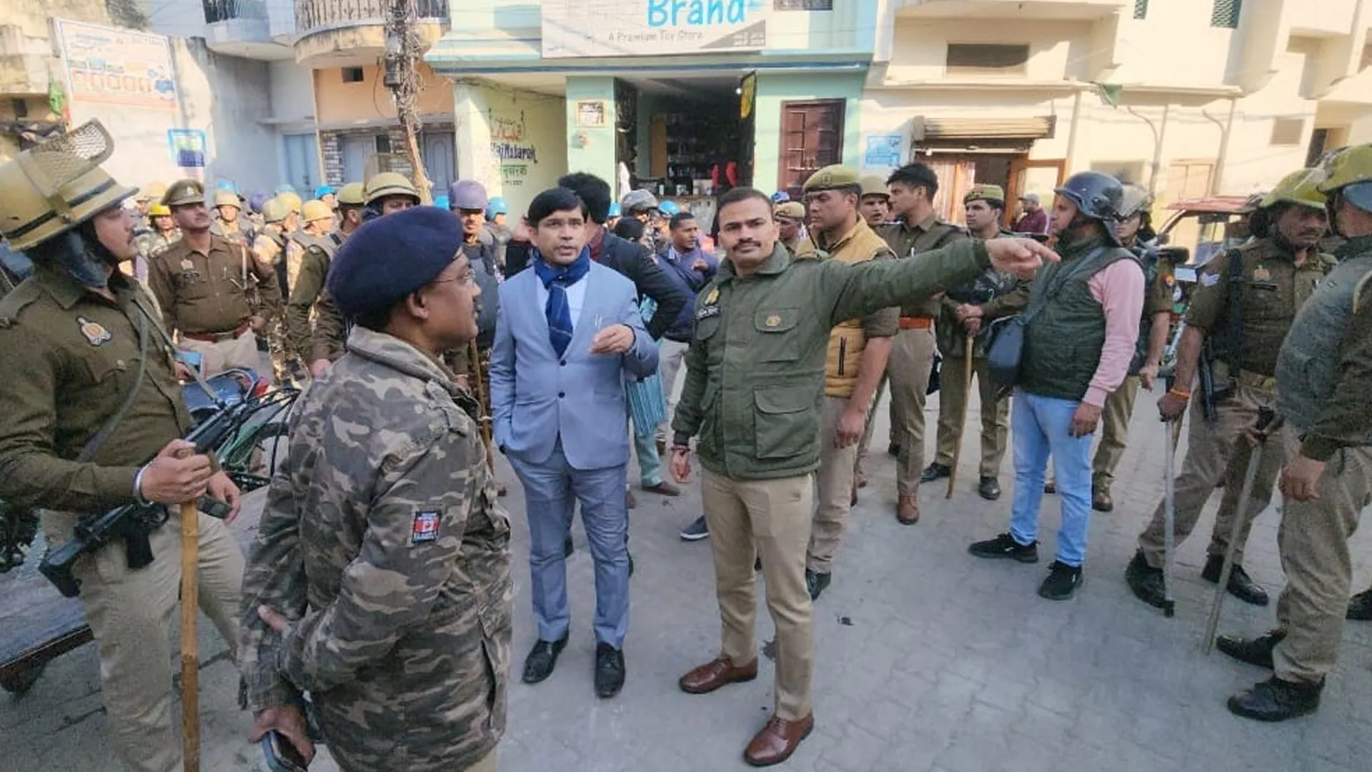 संभल: बुलडोजर सपा सांसद जियाउर्रहमान बर्क के मोहल्ले में पहुंचा तो जानिए क्या हुआ...