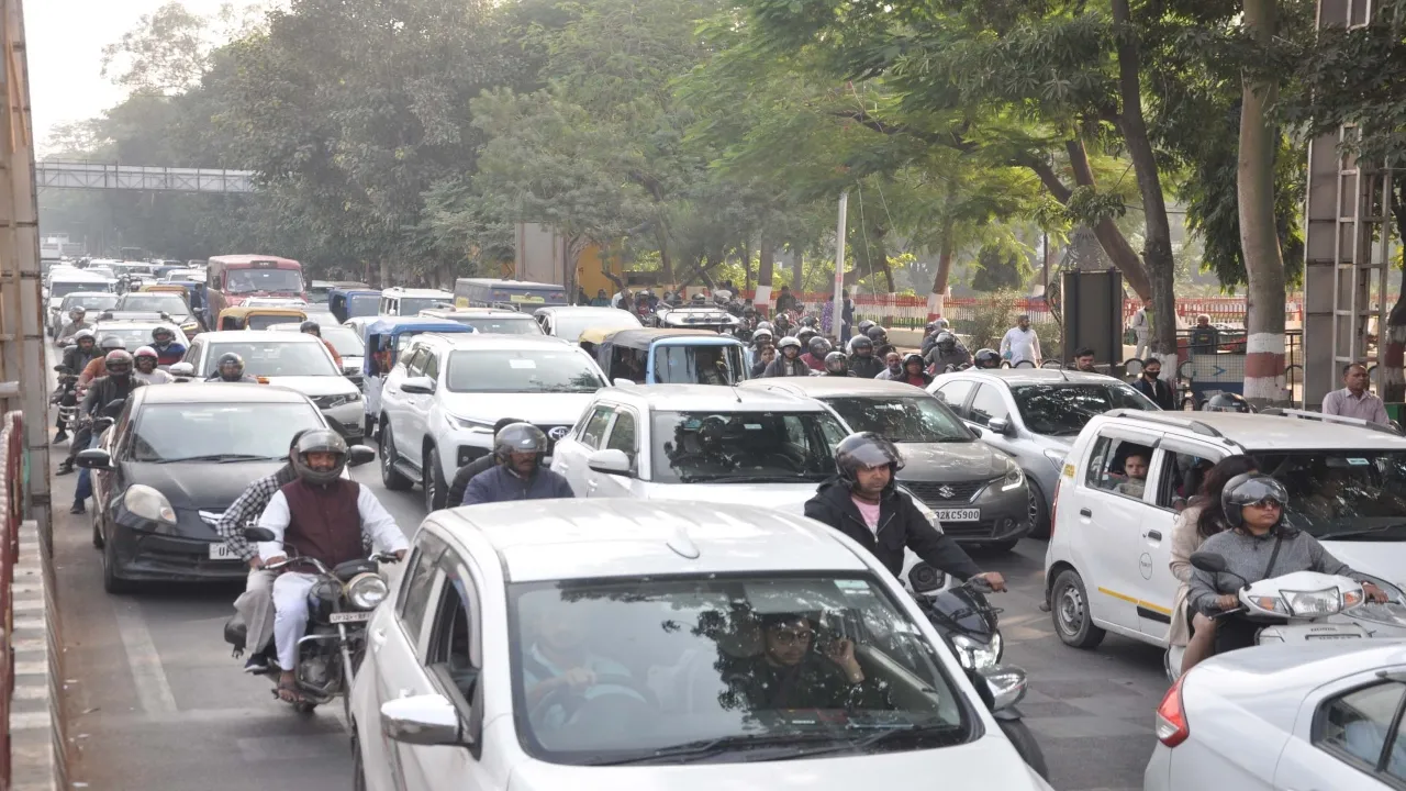 Lucknow News : धरे रह गये इंतजाम, जाम में फंसे बच्चे और बीमार