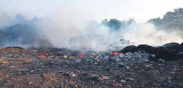 Bareilly: प्रदूषण कम करने के लिए फूंके जा रहे करोड़ों, फिर भी बरेली में जल रहा कूड़ा