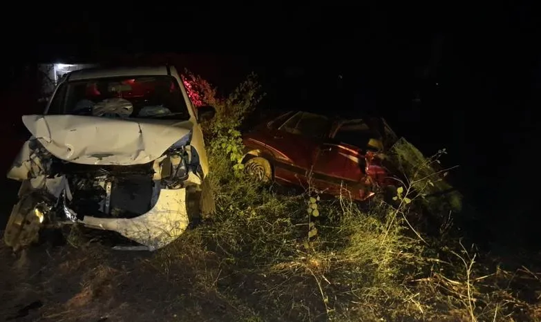 शाहजहांपुर: आमने-सामने भिड़ी कारें, युवती समेत दो घायल