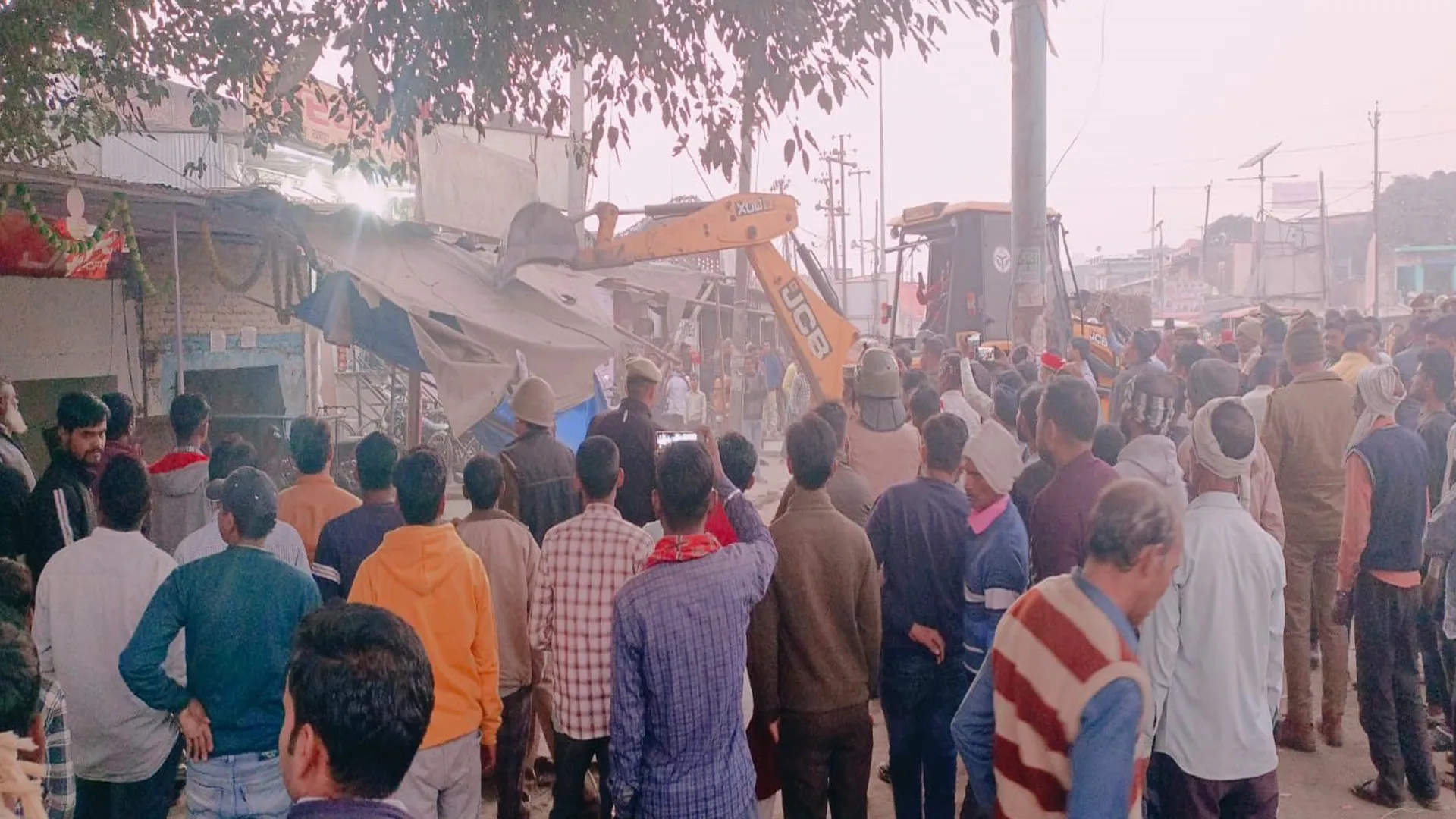 शाहजहांपुर : अतिक्रमण हटाने के दौरान भड़के बीएचसी कार्यकर्ता, ईओ से हाथापाई