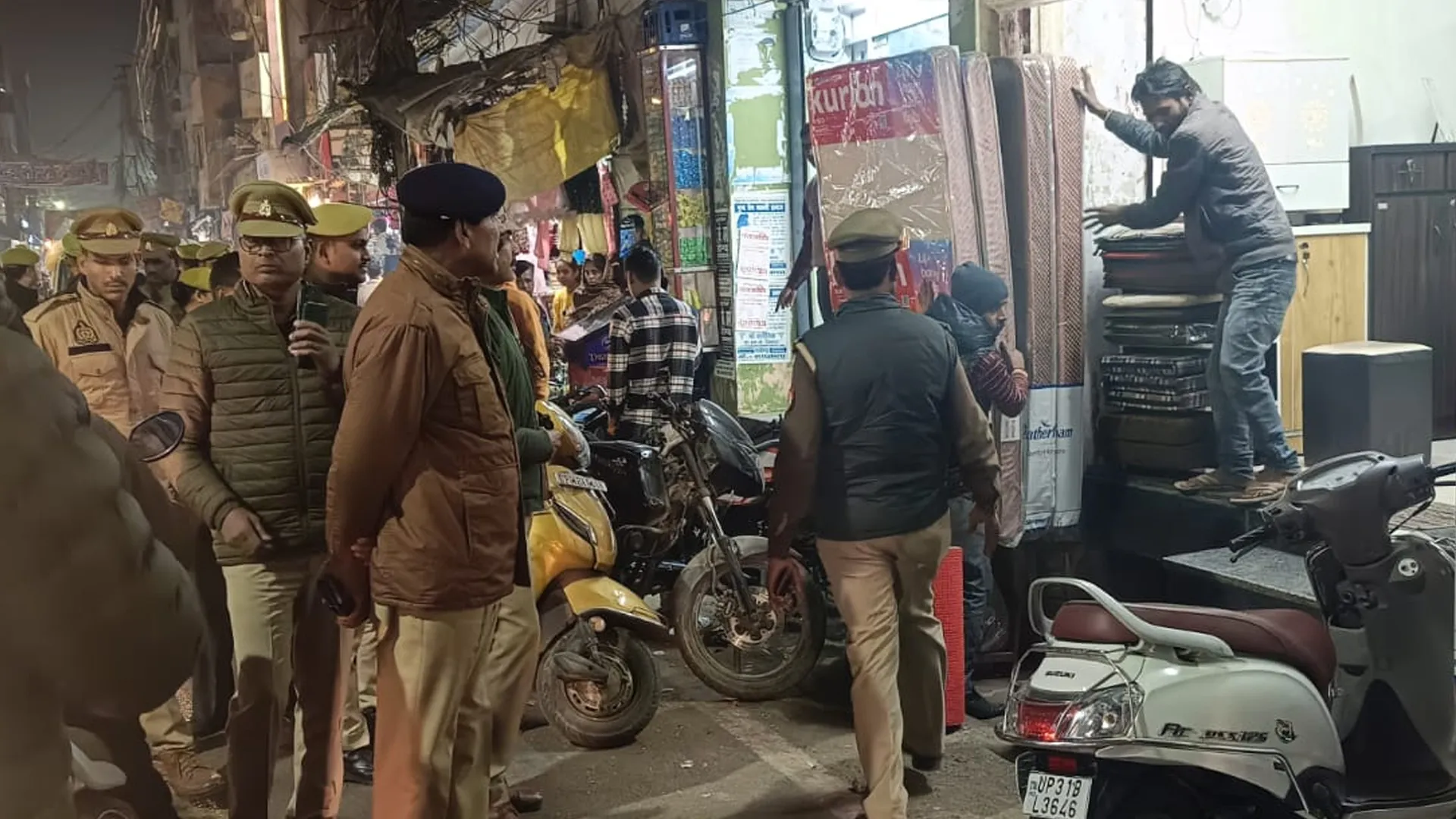 लखीमपुर खीरी: सड़क पर अतिक्रमण देख भड़के सीओ तो दुकानदारों में मची अफरा-तफरी