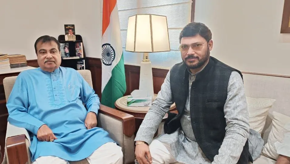 Bareilly: गडकरी से मिले सांसद नीरज मौर्य, फरीदपुर टोल हटवाने के लिए लगाया और जोर