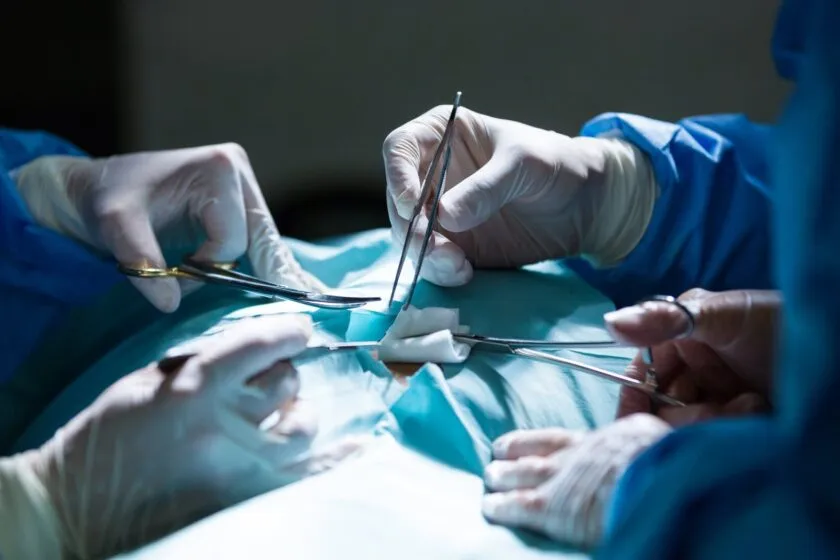 अब बरेली के इस अस्पताल ने कर दिया कांड, डॉक्टर ने मरीज की काट दी गलत नस, जिंदगी-मौत की लड़ रहा जंग