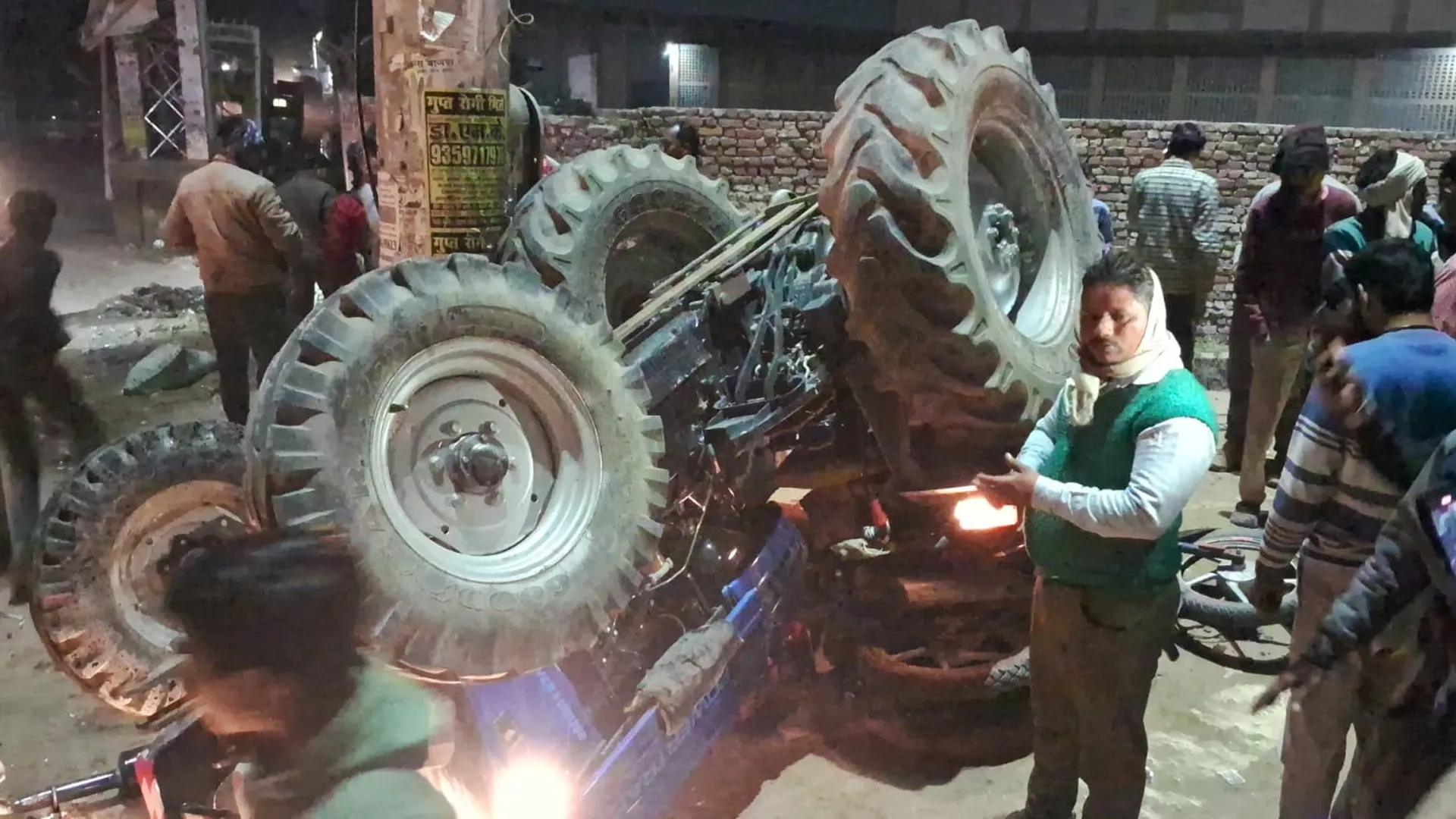 बदायूं : बोलेरो कार से भिड़ंत के बाद ट्रैक्टर में लगी आग, सात घायल