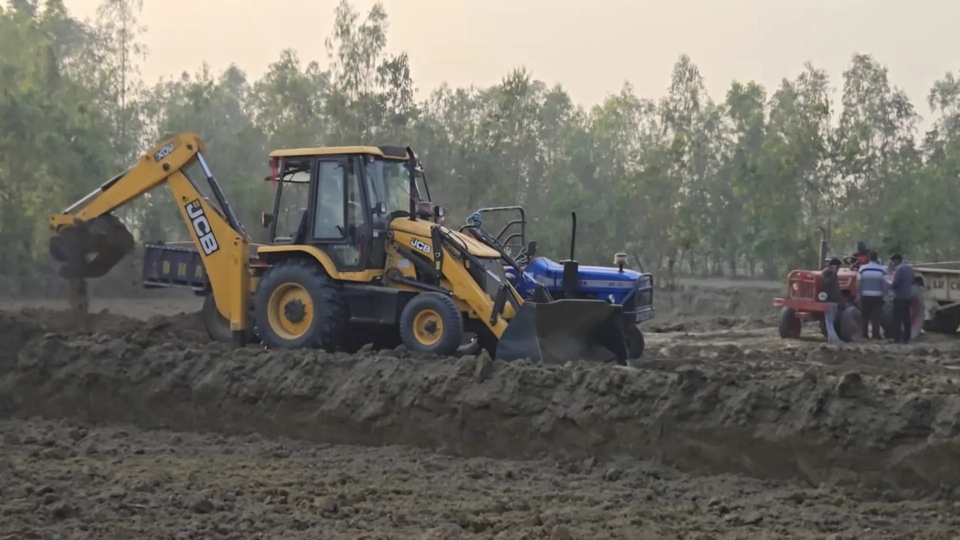 पीलीभीत: खेत में जेसीबी से निकाली जा रही मिट्टी, नियम दरकिनार करने का मचा शोर