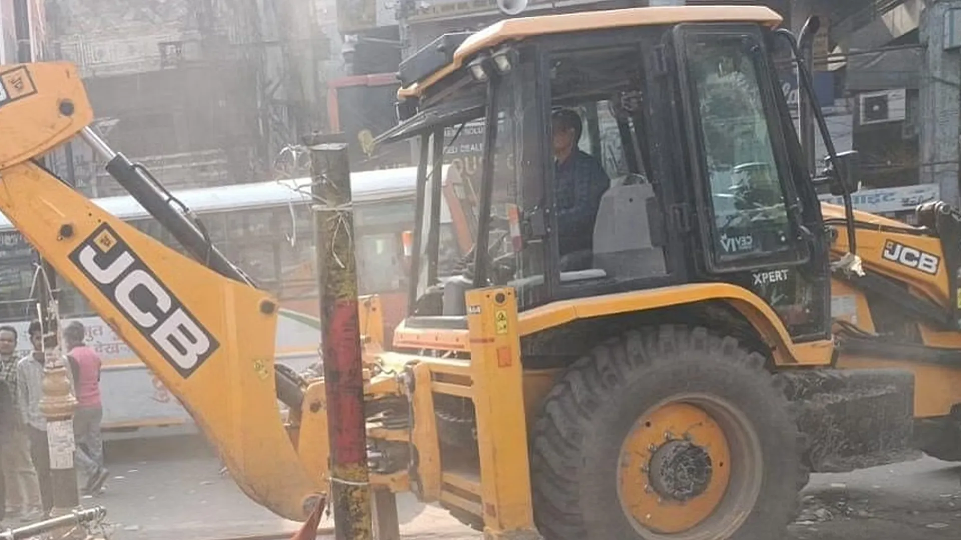 संभल: अतिक्रमण हटाने पहुंची टीम, जेसीबी के सामने अड़ी महिला