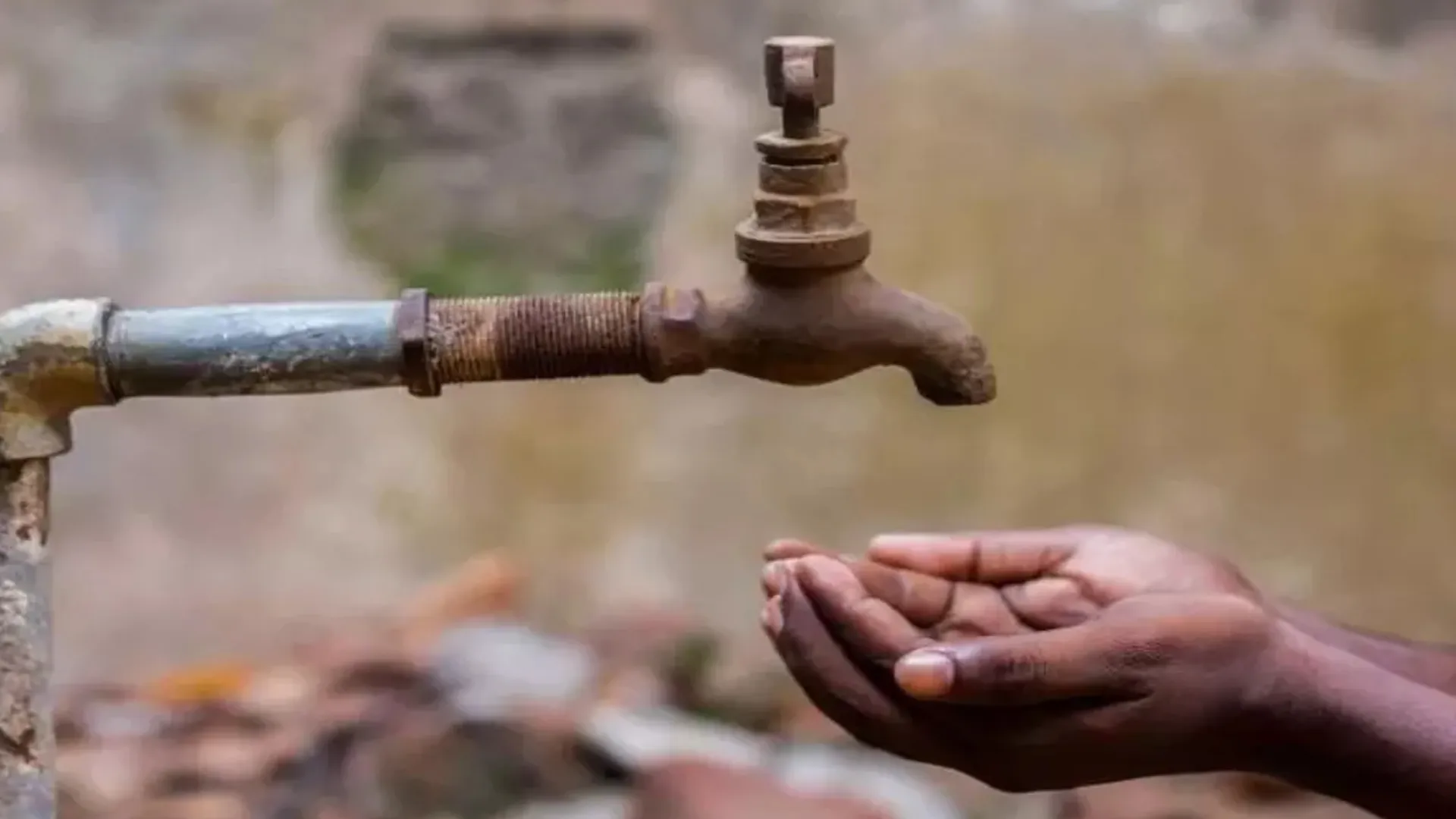 पीलीभीत: 24 घंटे चला मरम्मत कार्य, लाइन चालू करते ही फिर हो गया लीकेज, पानी की सप्लाई ठप