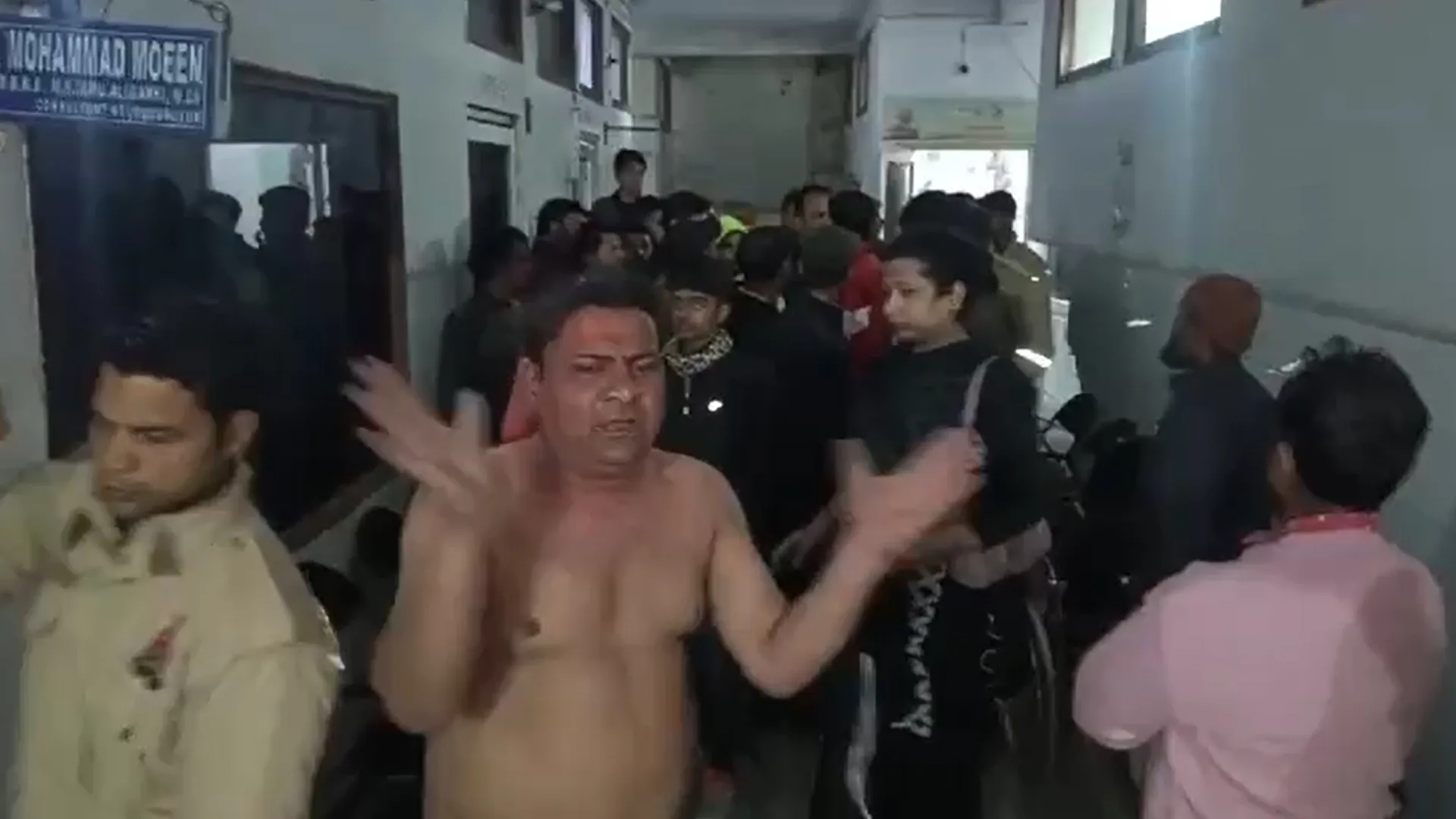 बरेली: किन्नर ने अस्पताल में उतार दिए कपड़े,  गलत ऑपरेशन का आरोप लगाकर किया खूब हंगामा