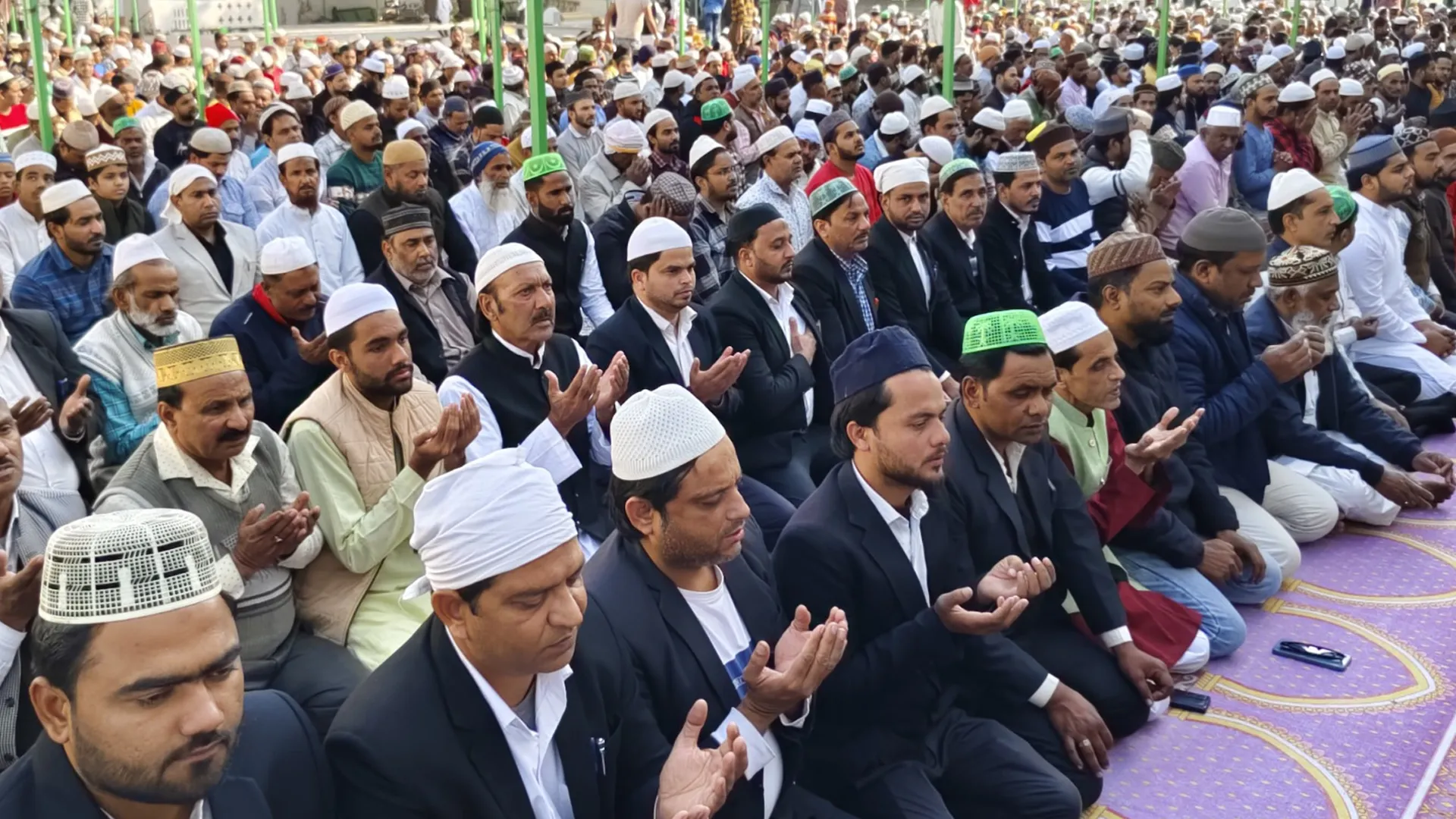 संभल में ड्रोन से निगरानी और कड़ी सुरक्षा में हुई जुमे की नमाज