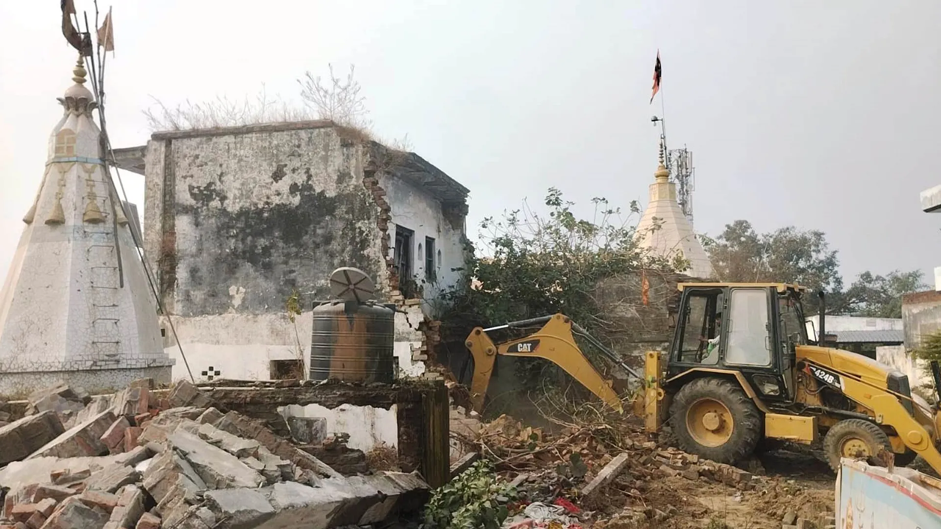 लखीमपुर खीरी : गोकर्ण तीर्थ की सीढ़ियों का किया जा रहा ध्वस्तीकरण