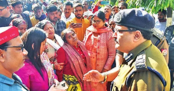 Bareilly: 10 दिन से लेखपाल लापता, परिजनों कलेक्ट्रेट पर किया प्रदर्शन...अपहरण का आरोप