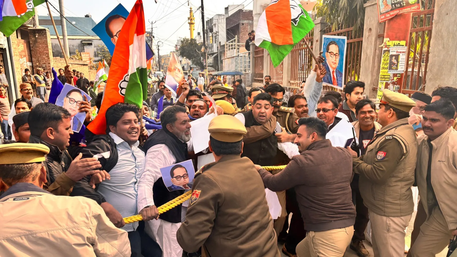 अमरोहा : पैदल मार्च निकालने पर कांग्रेसियों और पुलिसकर्मियों के बीच धक्कामुक्की