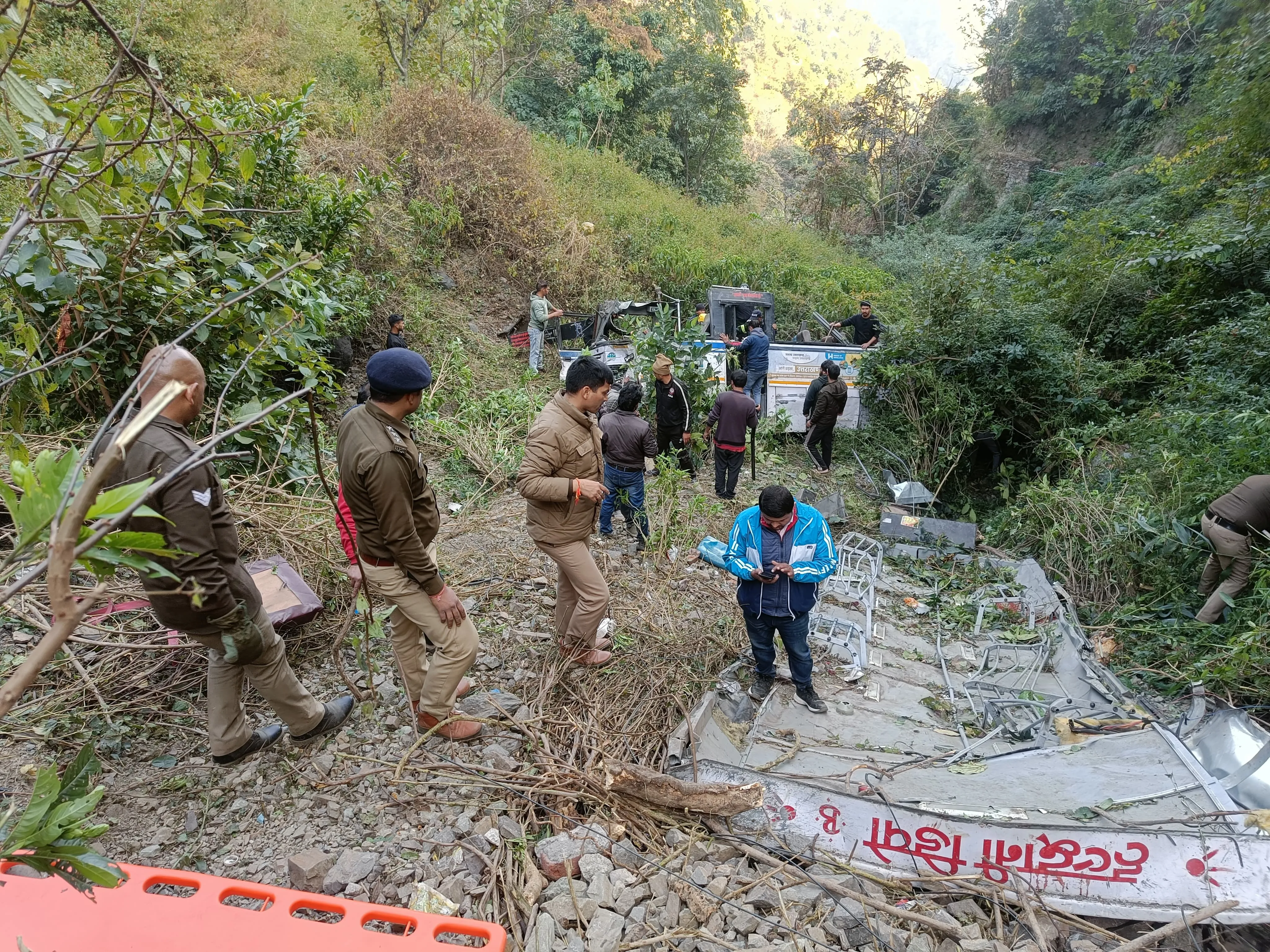 बीएमडब्ल्यू बचाने के चक्कर में खाई  में गिरी रोडवेज बस, 4 की मौत, 25 यात्री घायल 